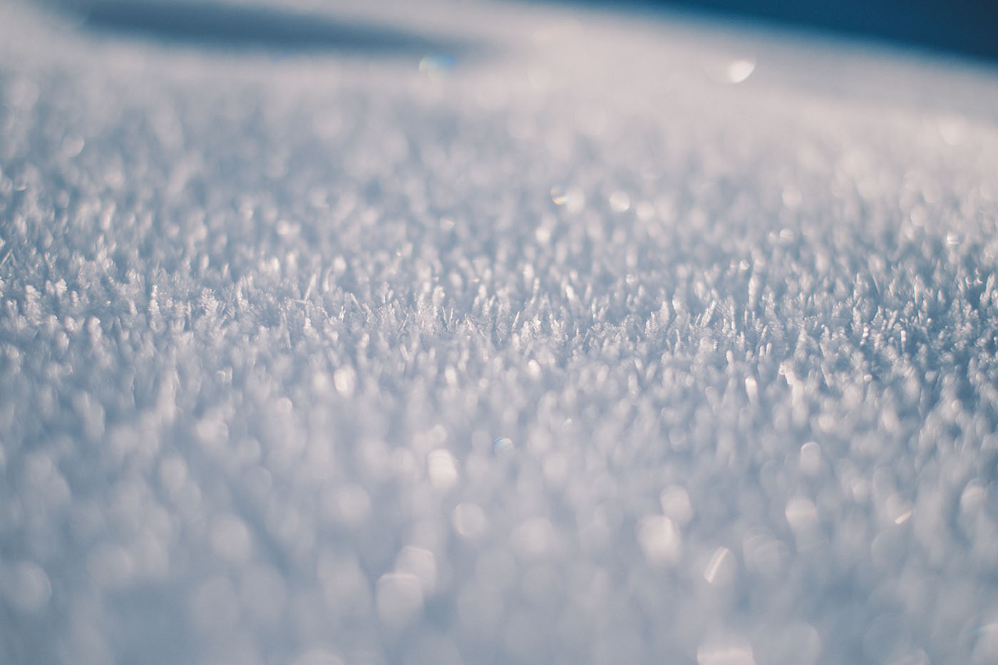 Illustration d'un sol gelé, rappelant l'effet du froid